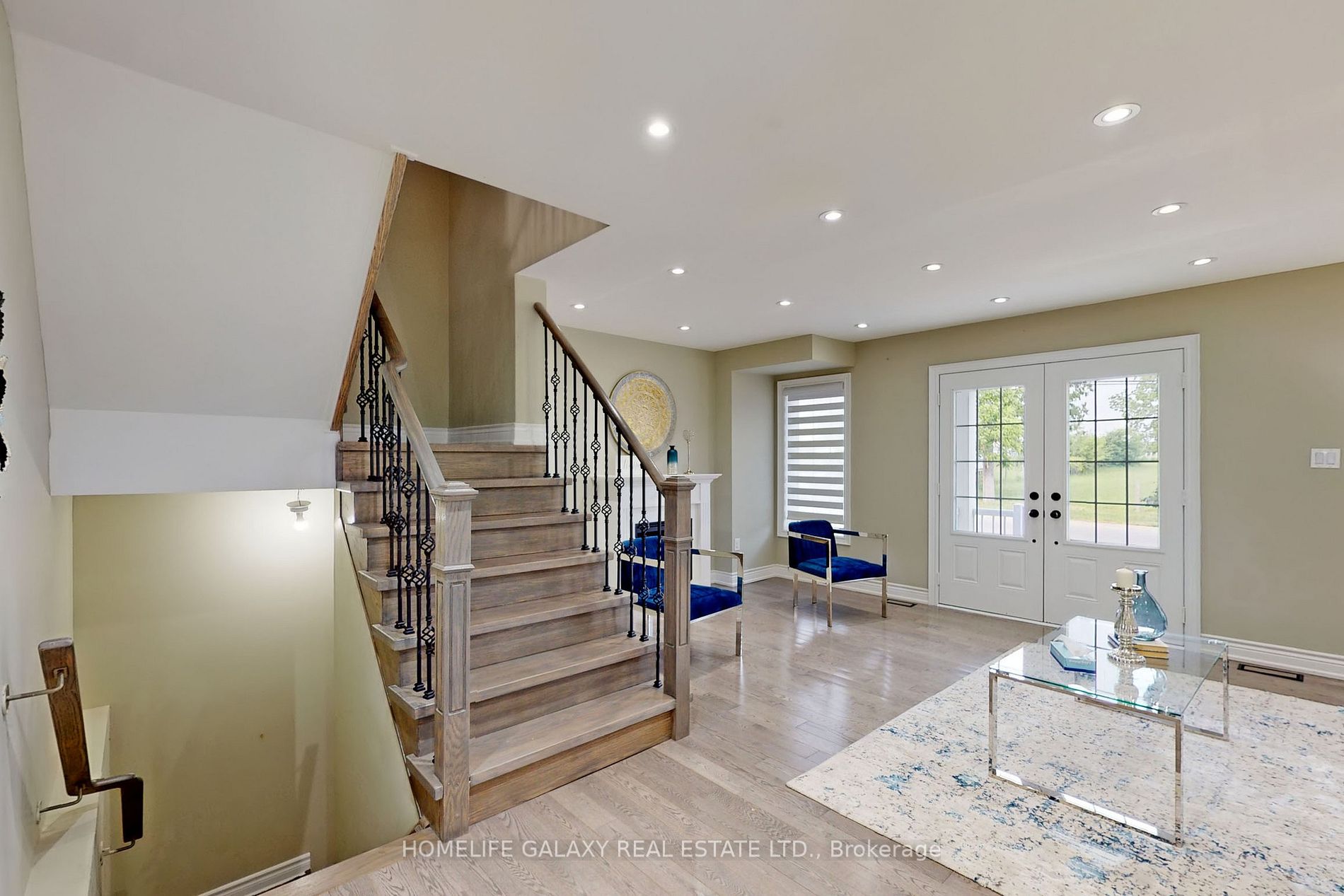 856 Audley Rd N