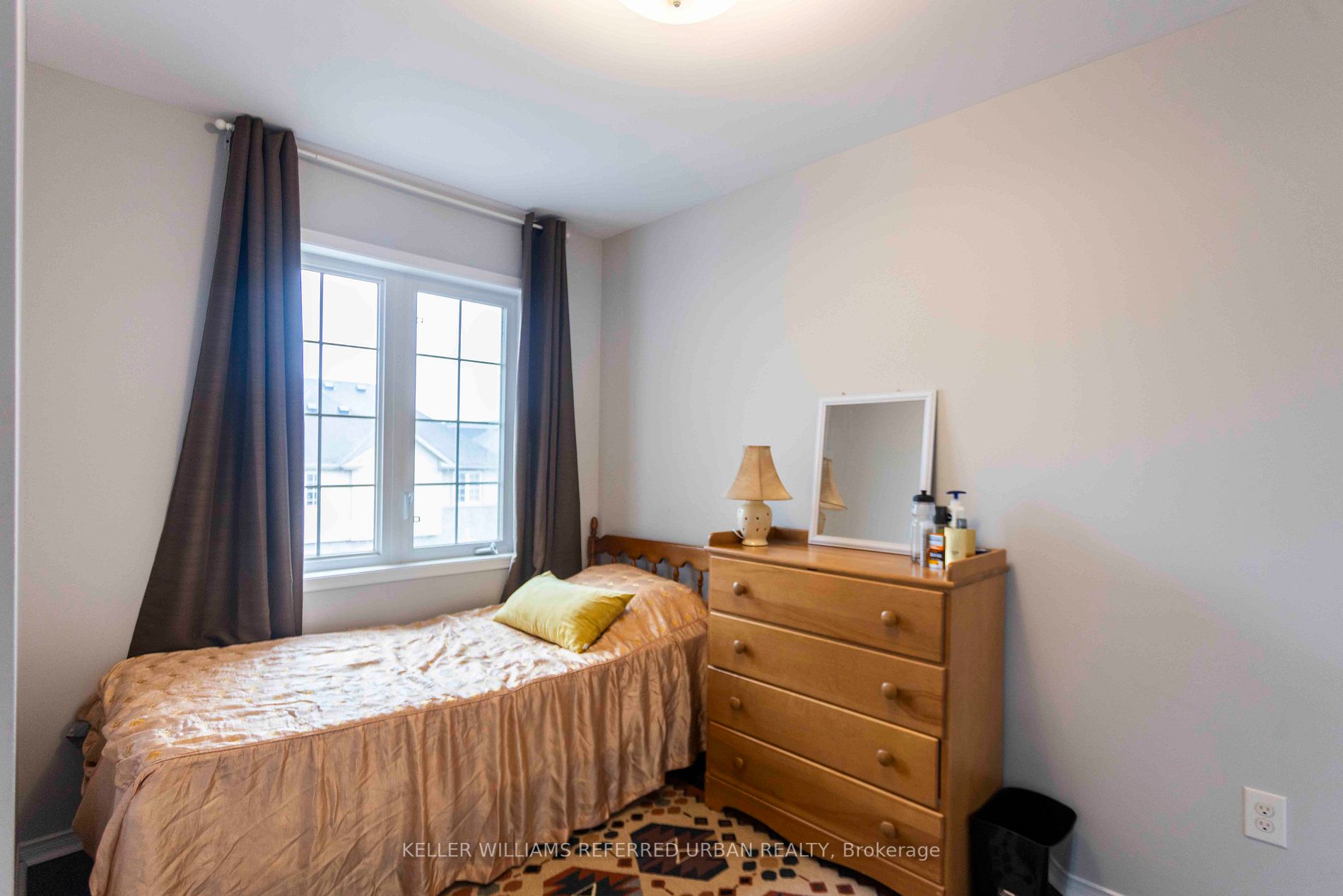 527 Rossland Road E