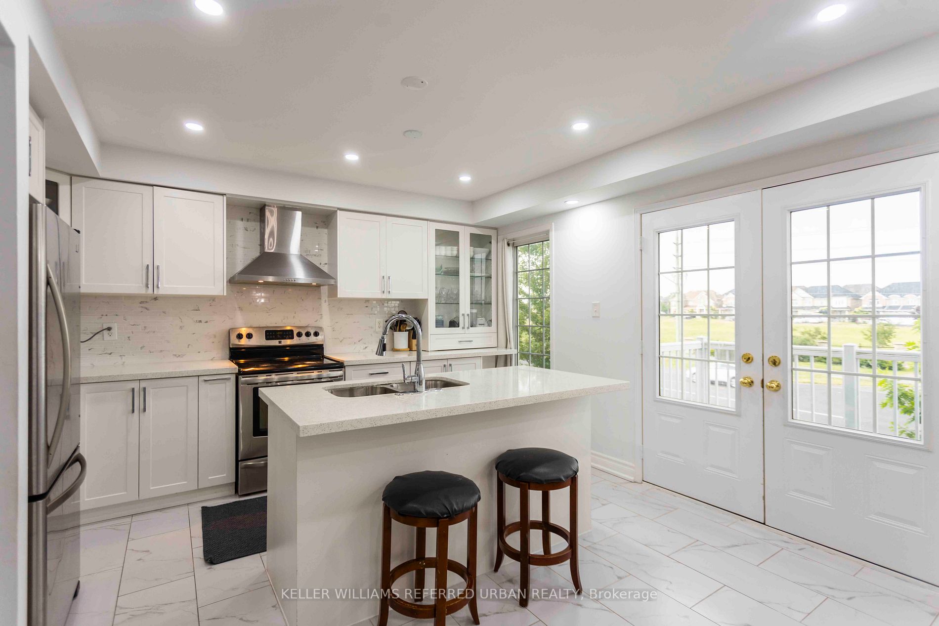 527 Rossland Road E