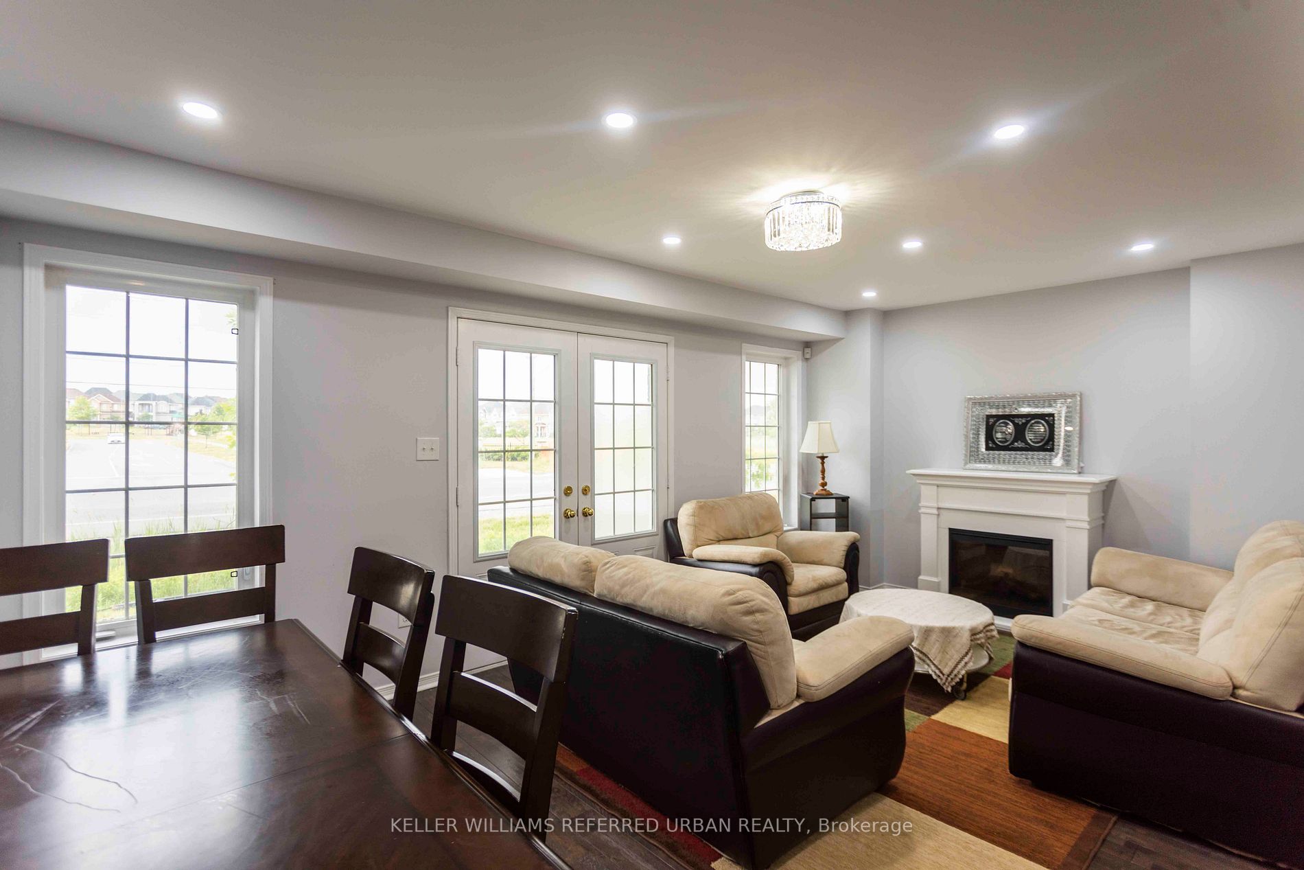 527 Rossland Road E