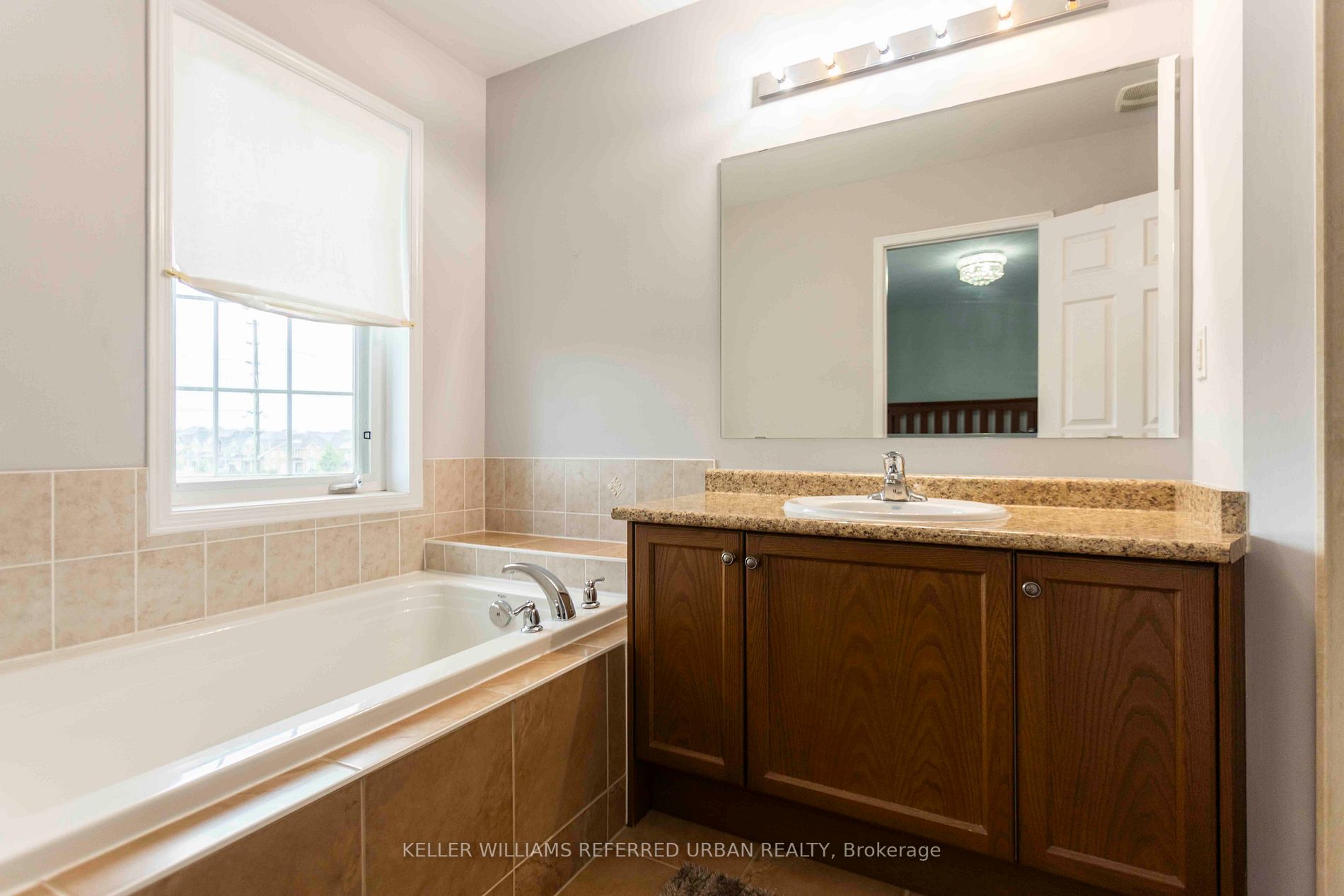 527 Rossland Road E
