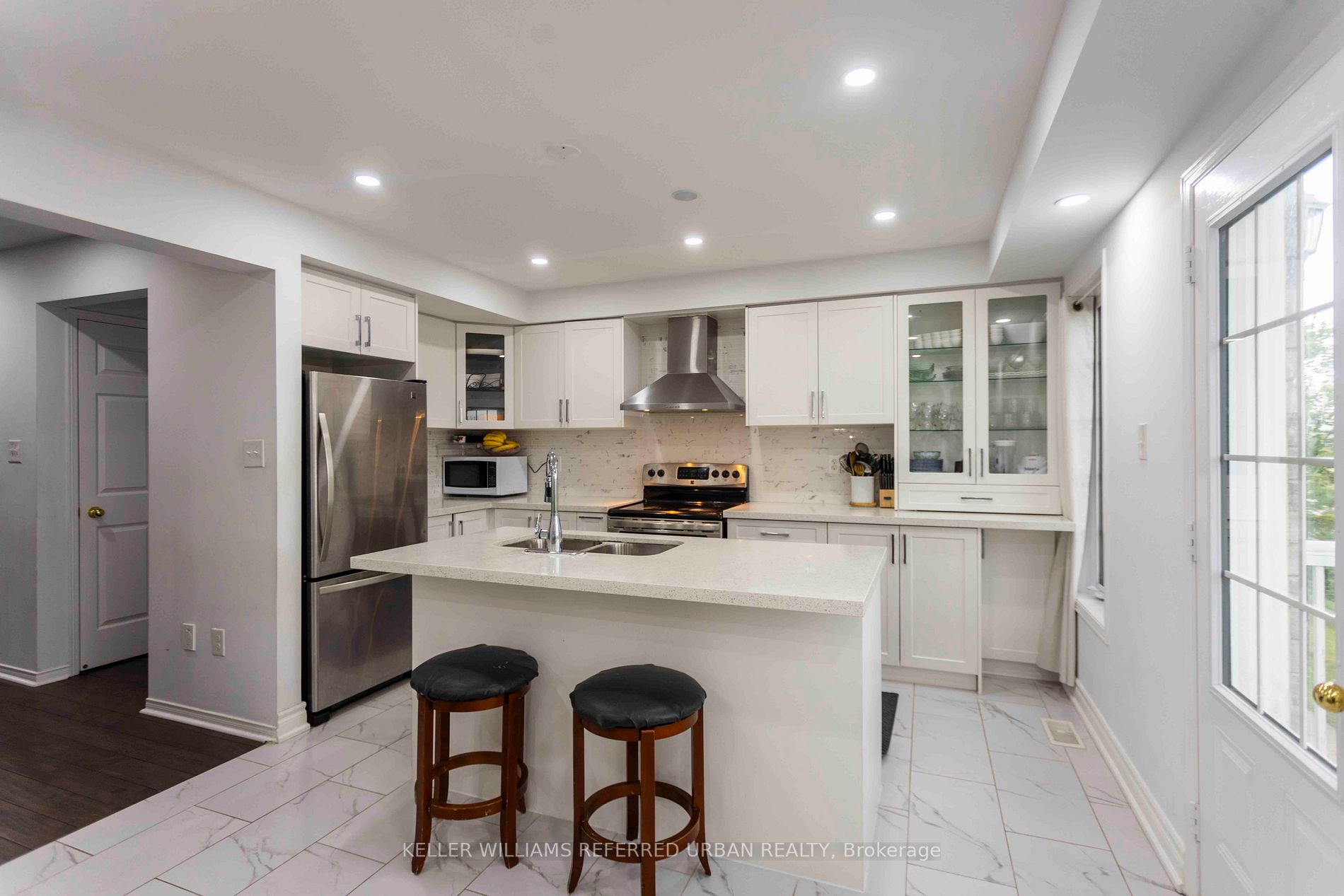 527 Rossland Road E