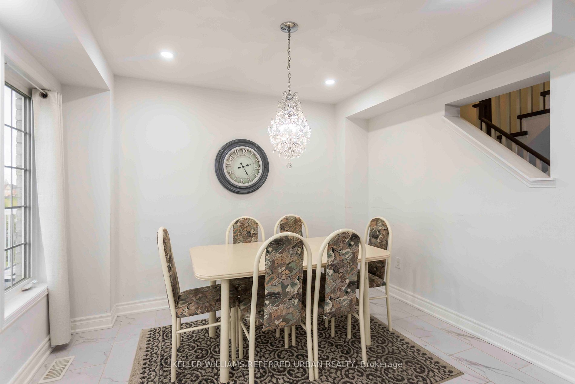 527 Rossland Road E