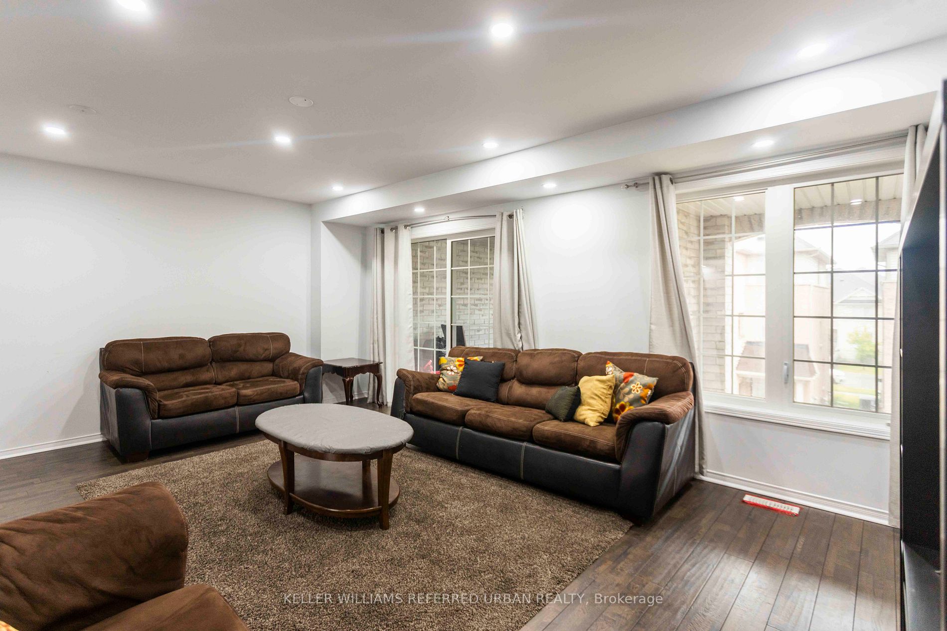 527 Rossland Road E