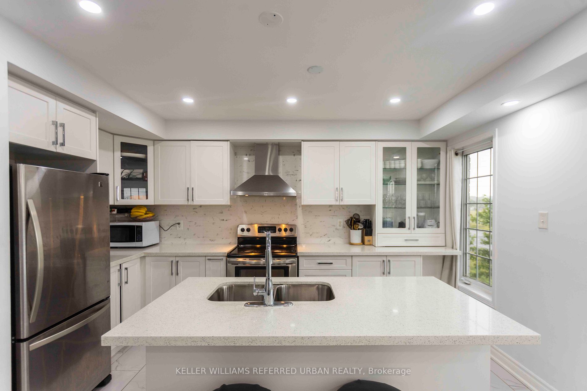 527 Rossland Road E