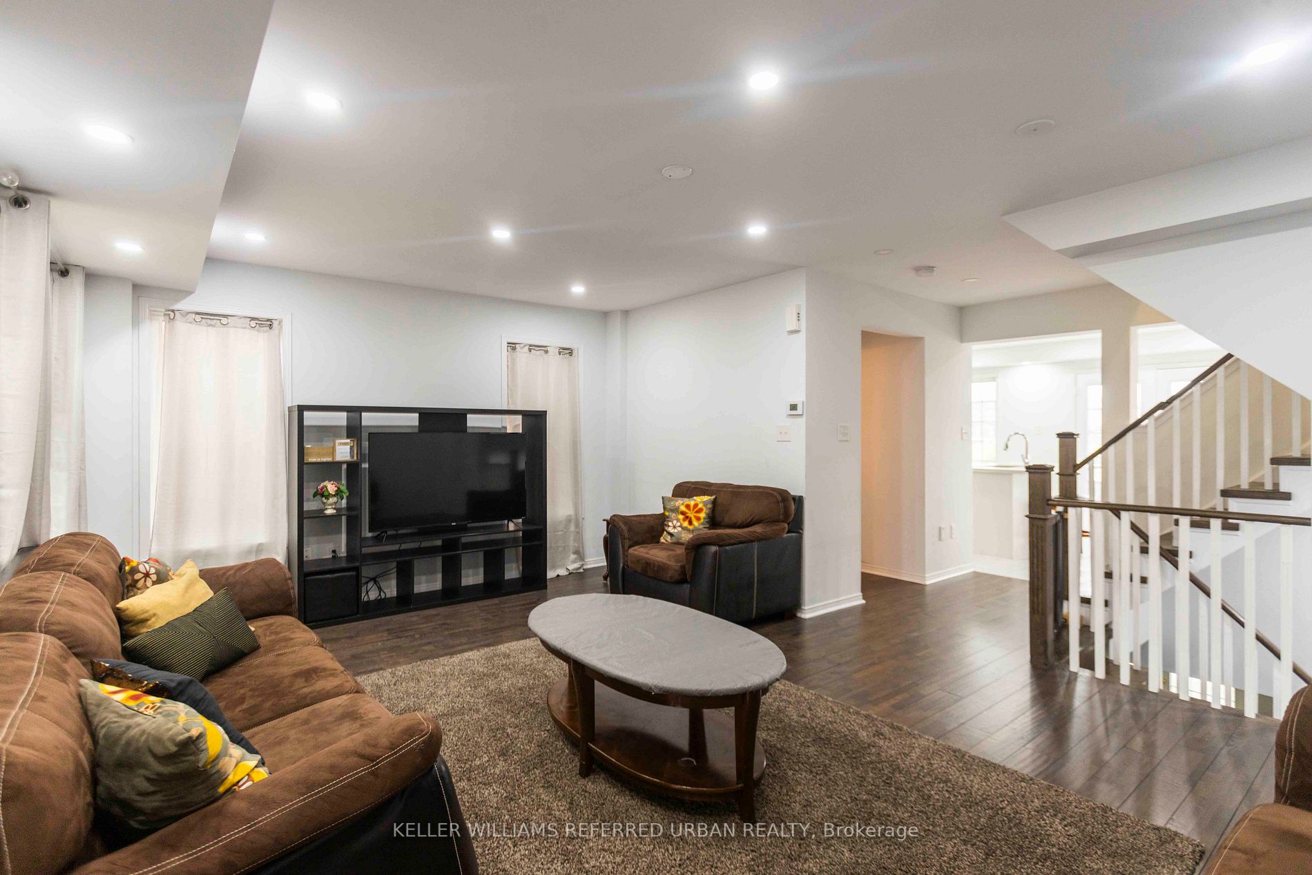 527 Rossland Road E