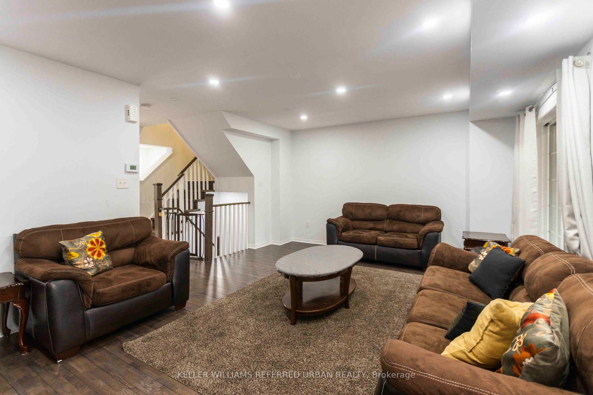 527 Rossland Road E