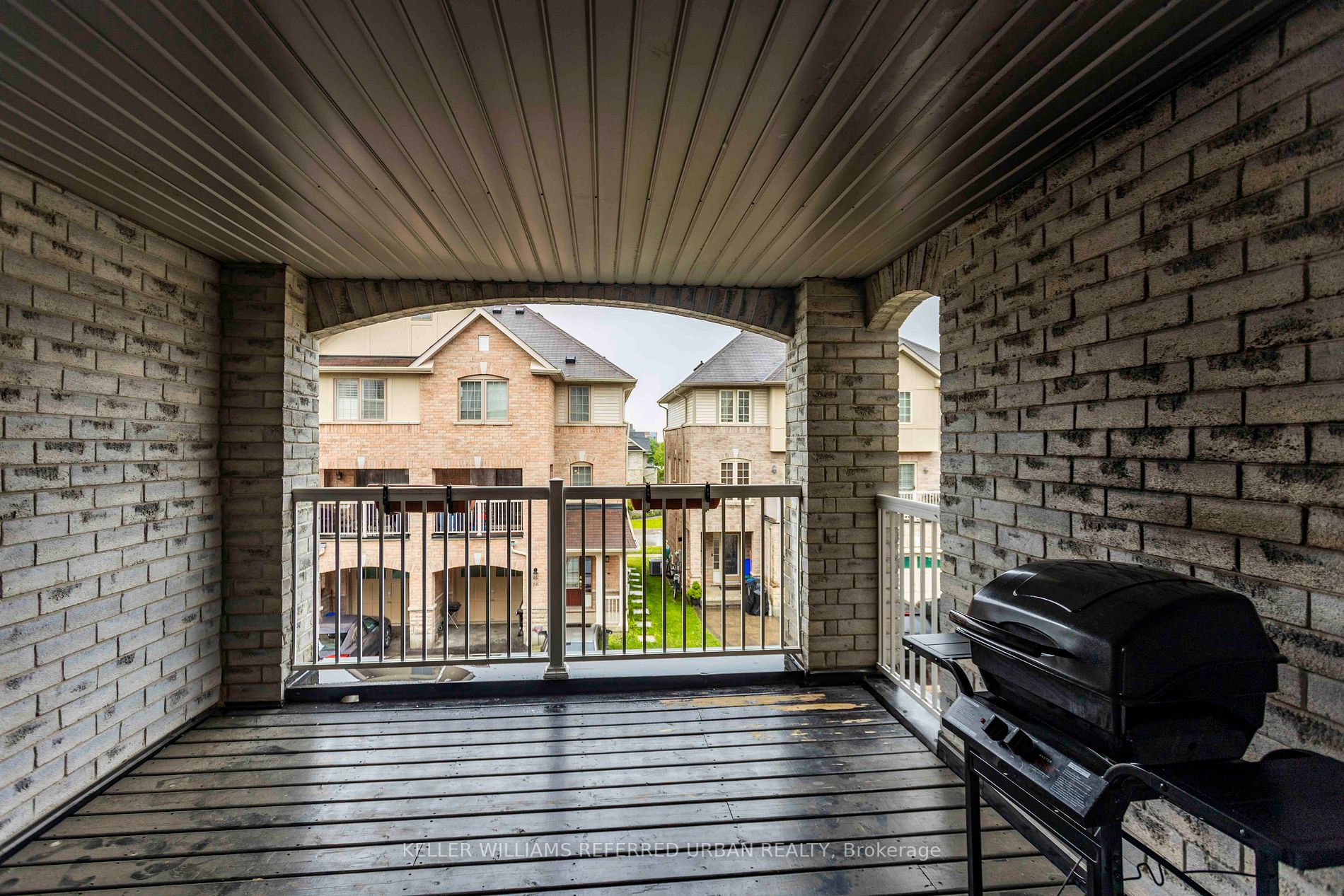 527 Rossland Road E