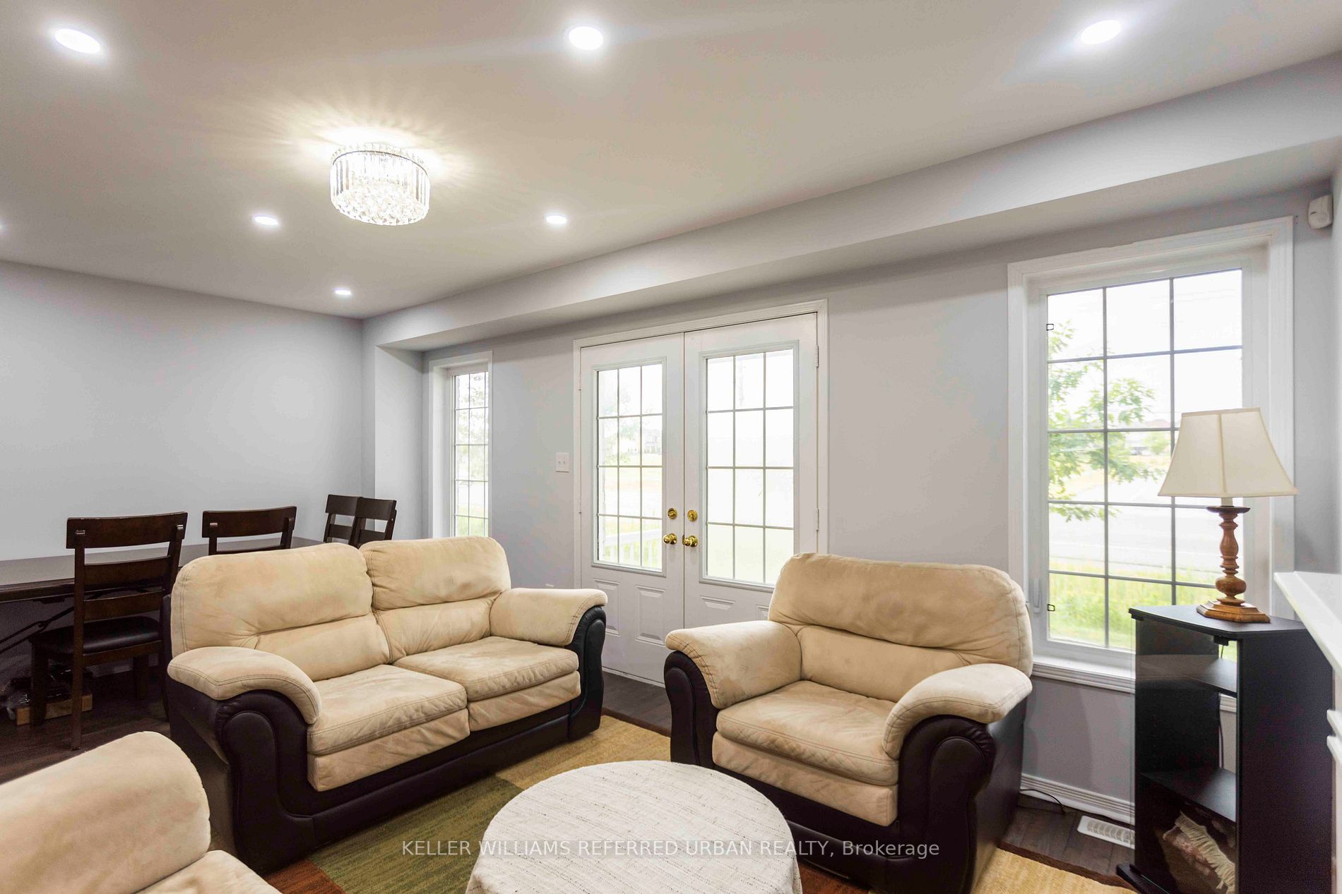 527 Rossland Road E