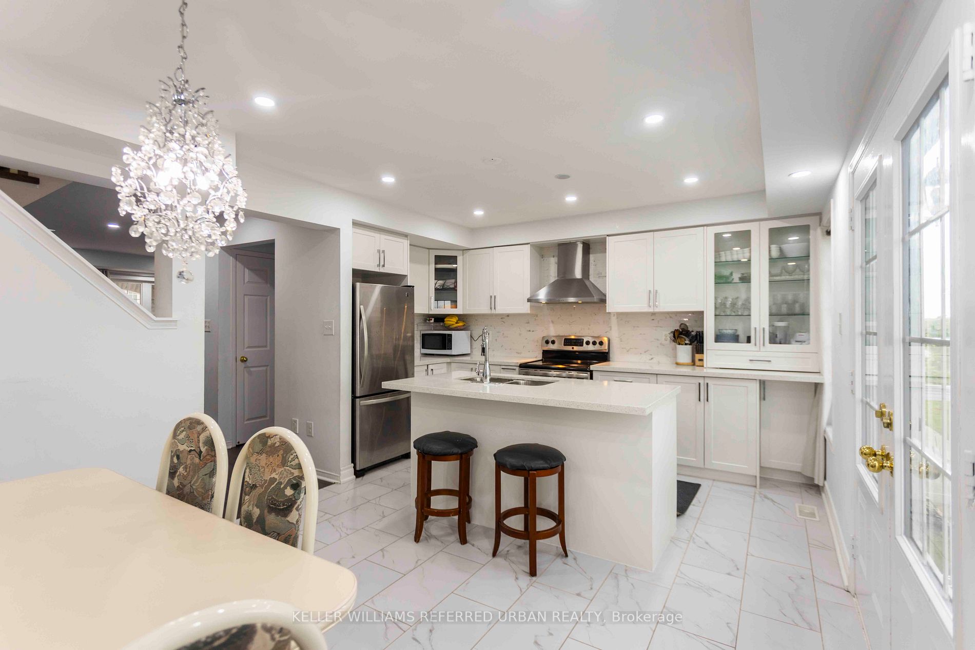 527 Rossland Road E