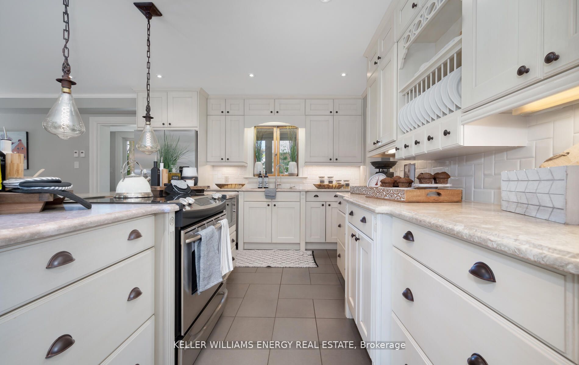308 Centre St S