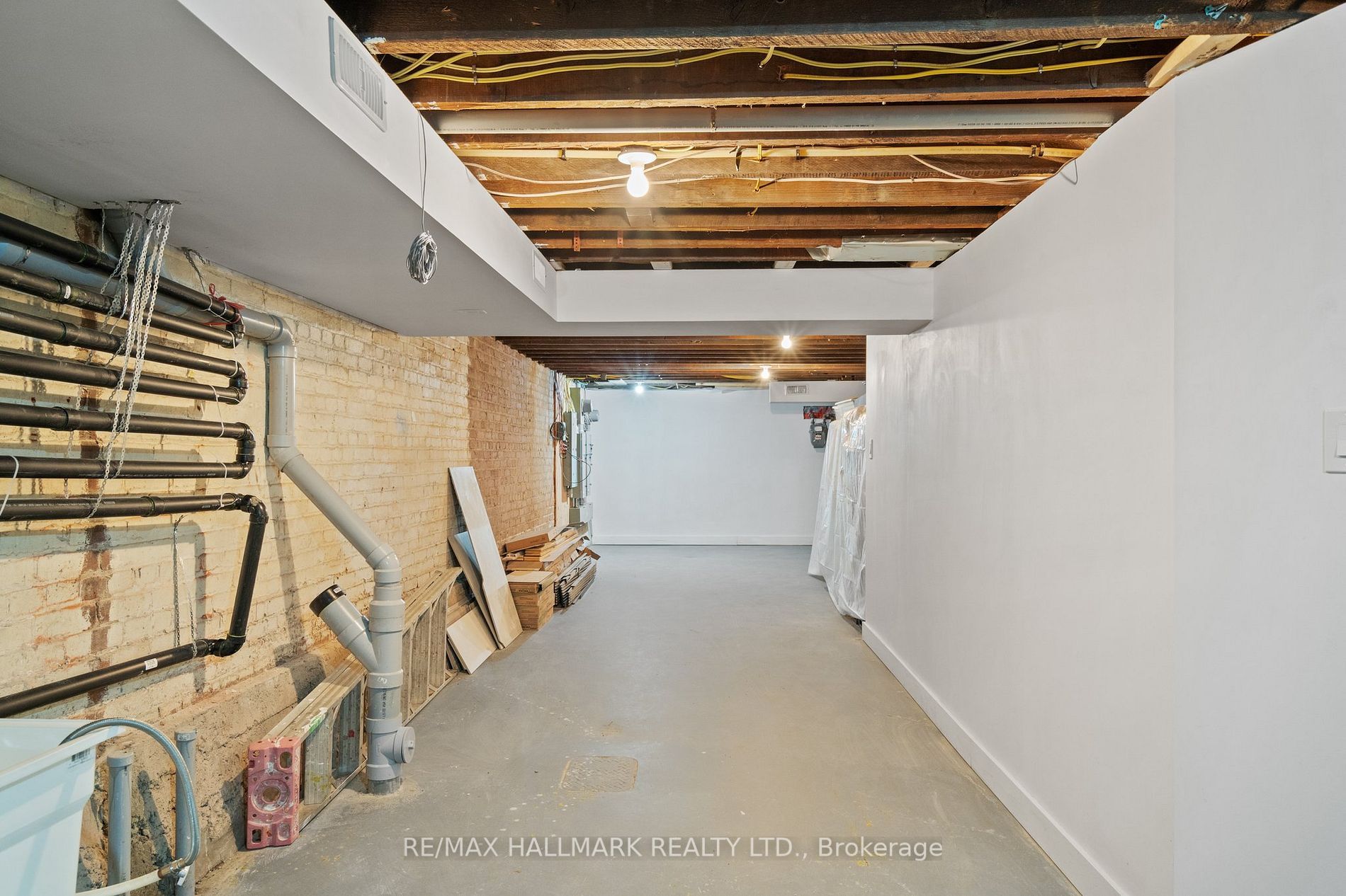 2154 Queen St E