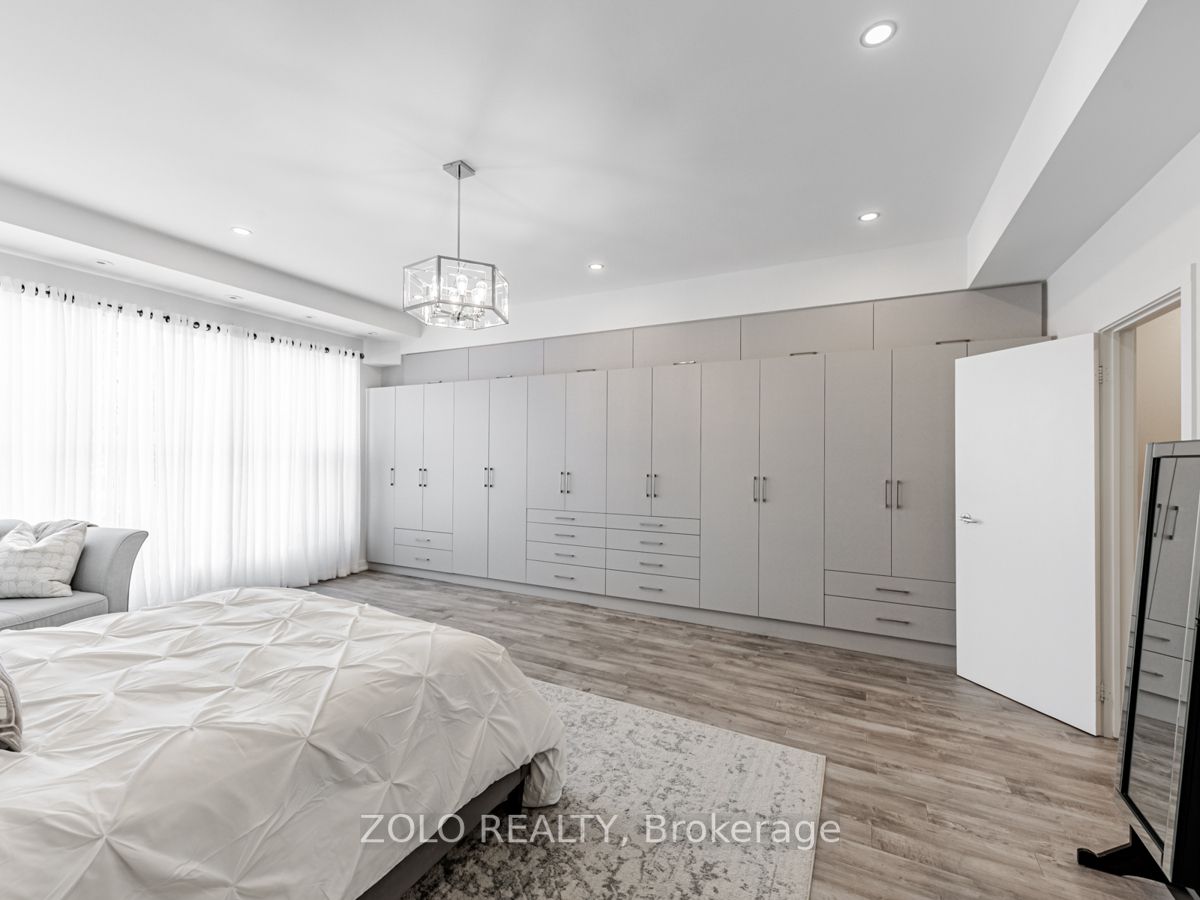 1842 Queen St E, #304