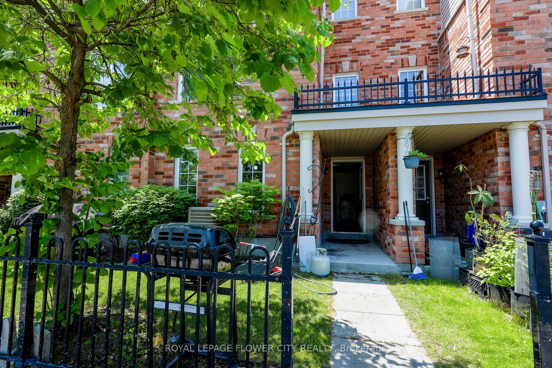 42 Lander Crescent