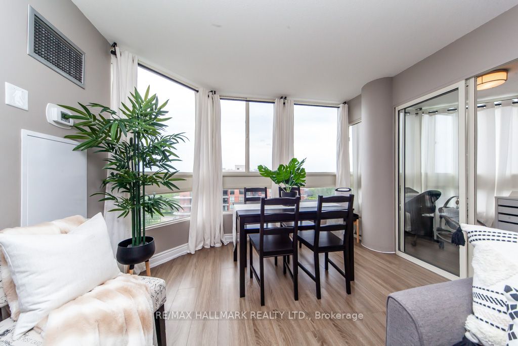 3233 Eglinton Ave E, #907