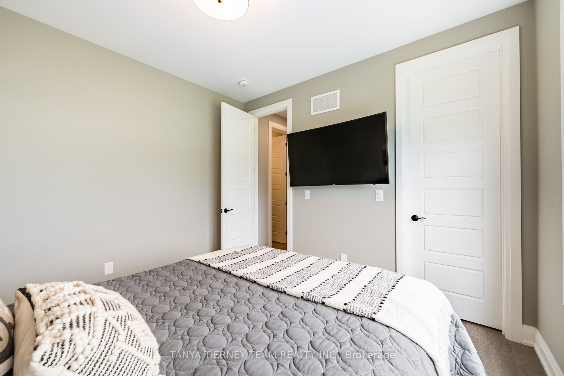 51 Charles Tilley Cres