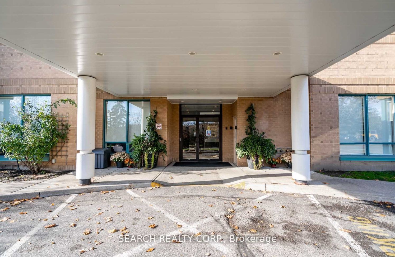 711 Rossland Rd E, #505
