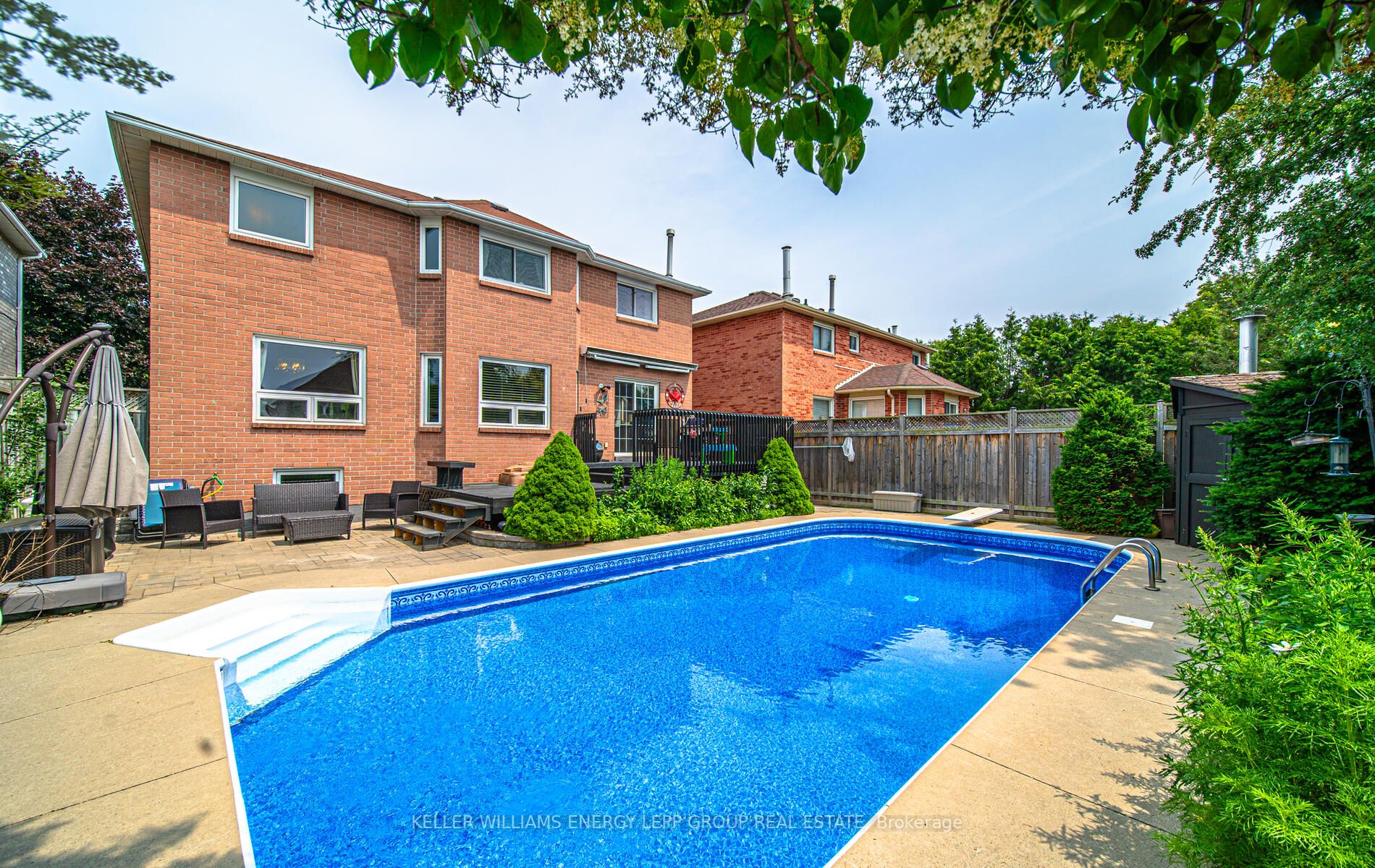936 Mount Allan Ave