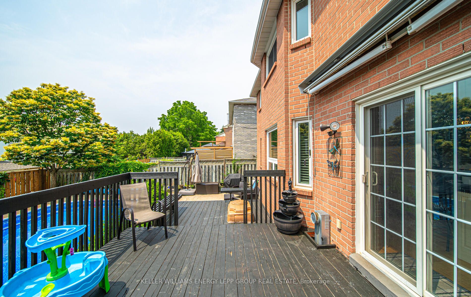 936 Mount Allan Ave