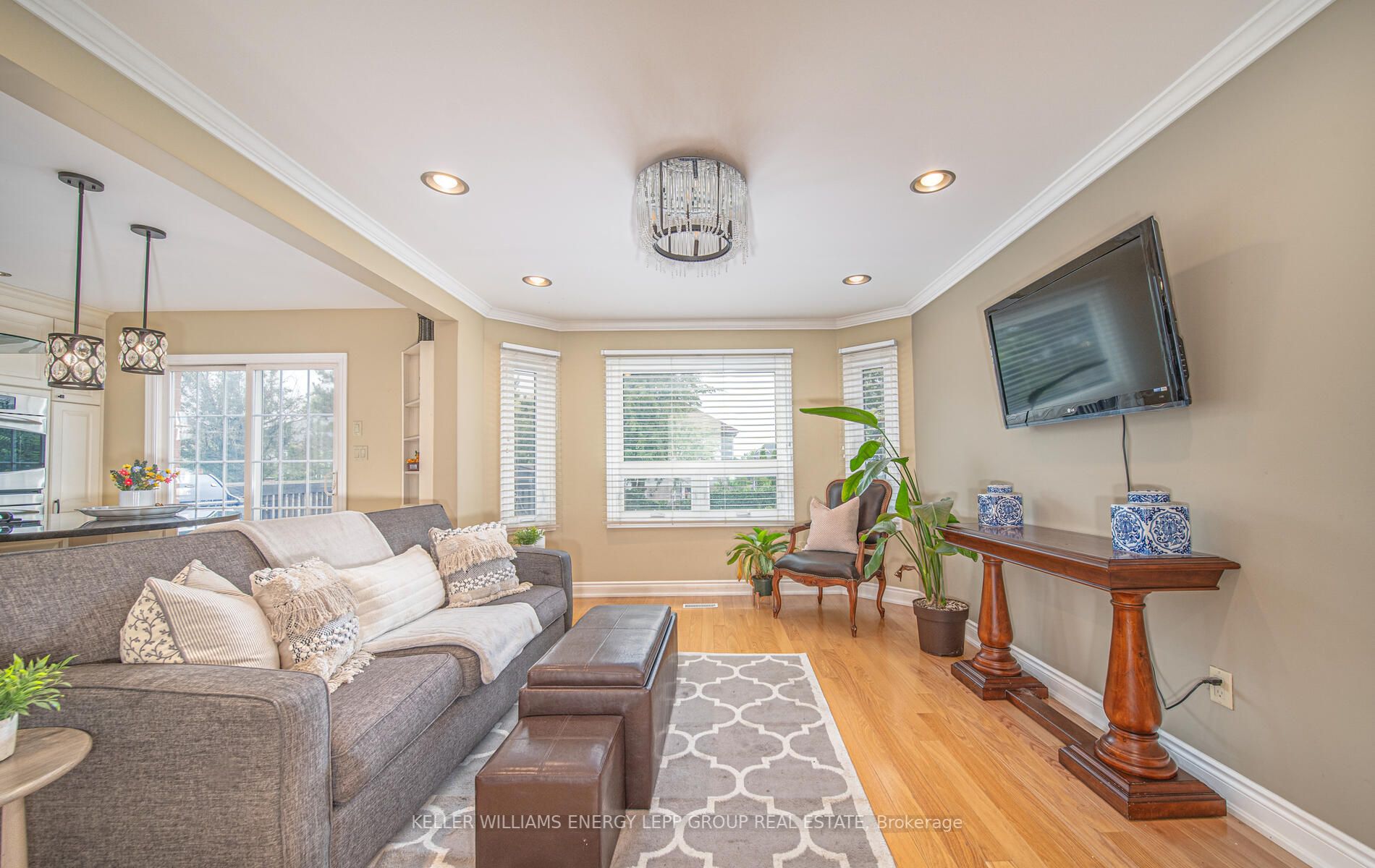 936 Mount Allan Ave
