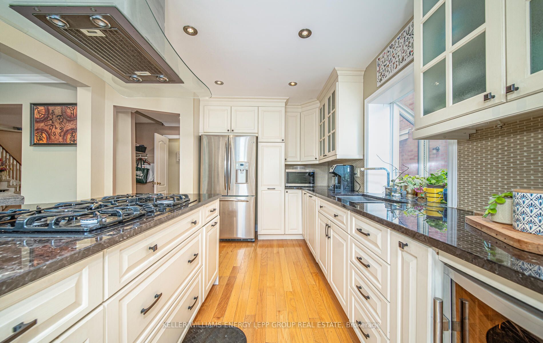 936 Mount Allan Ave