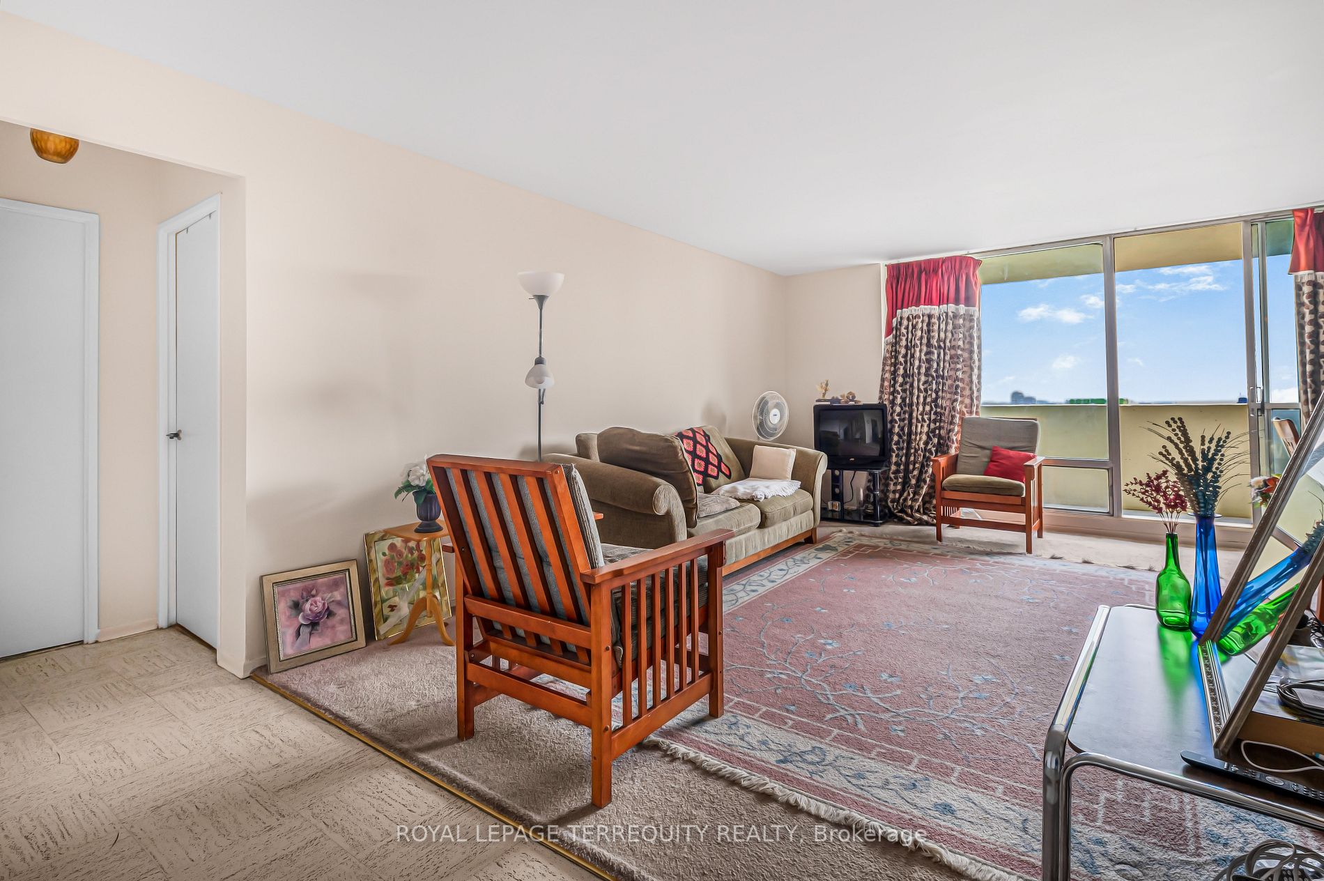 5 Massey Square, #2807