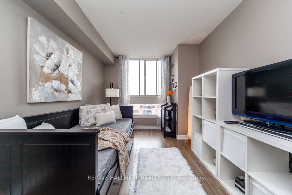 3233 Eglinton Ave E, #907