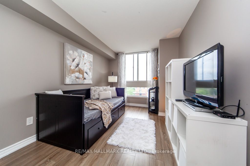 3233 Eglinton Ave E, #907