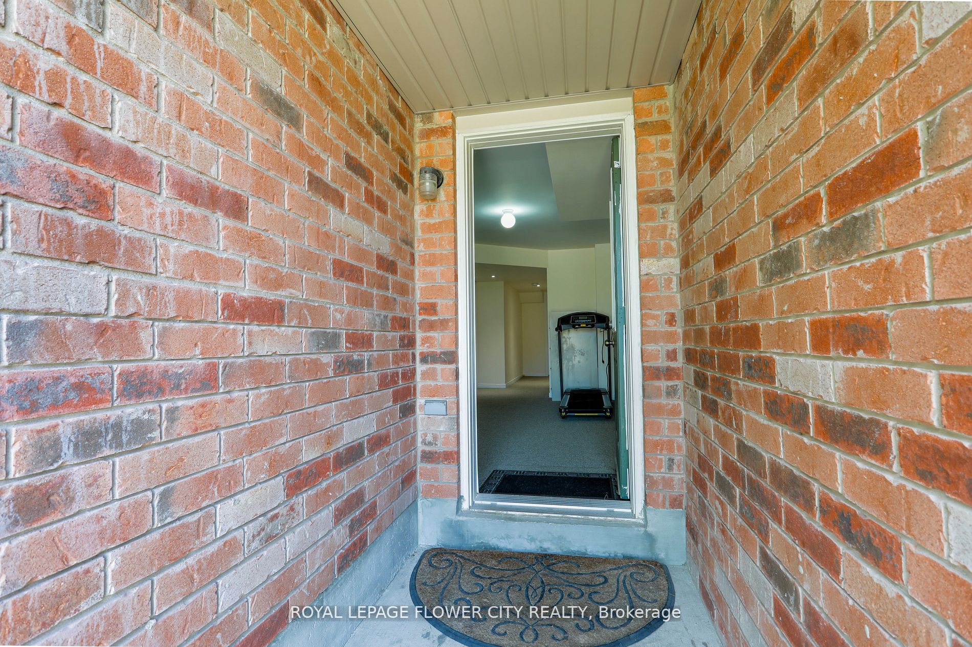 42 Lander Crescent