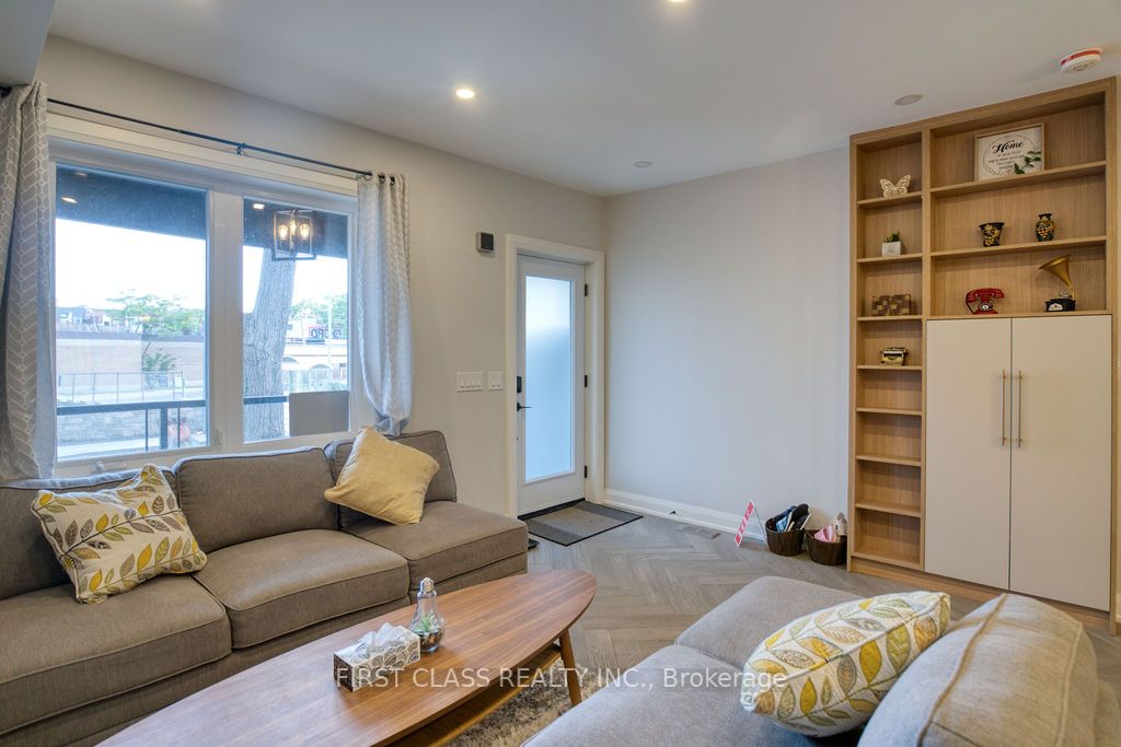 24 Erindale Ave
