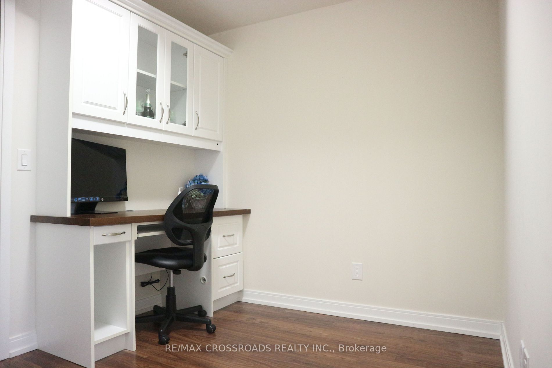 181 Village Green Sq, #218