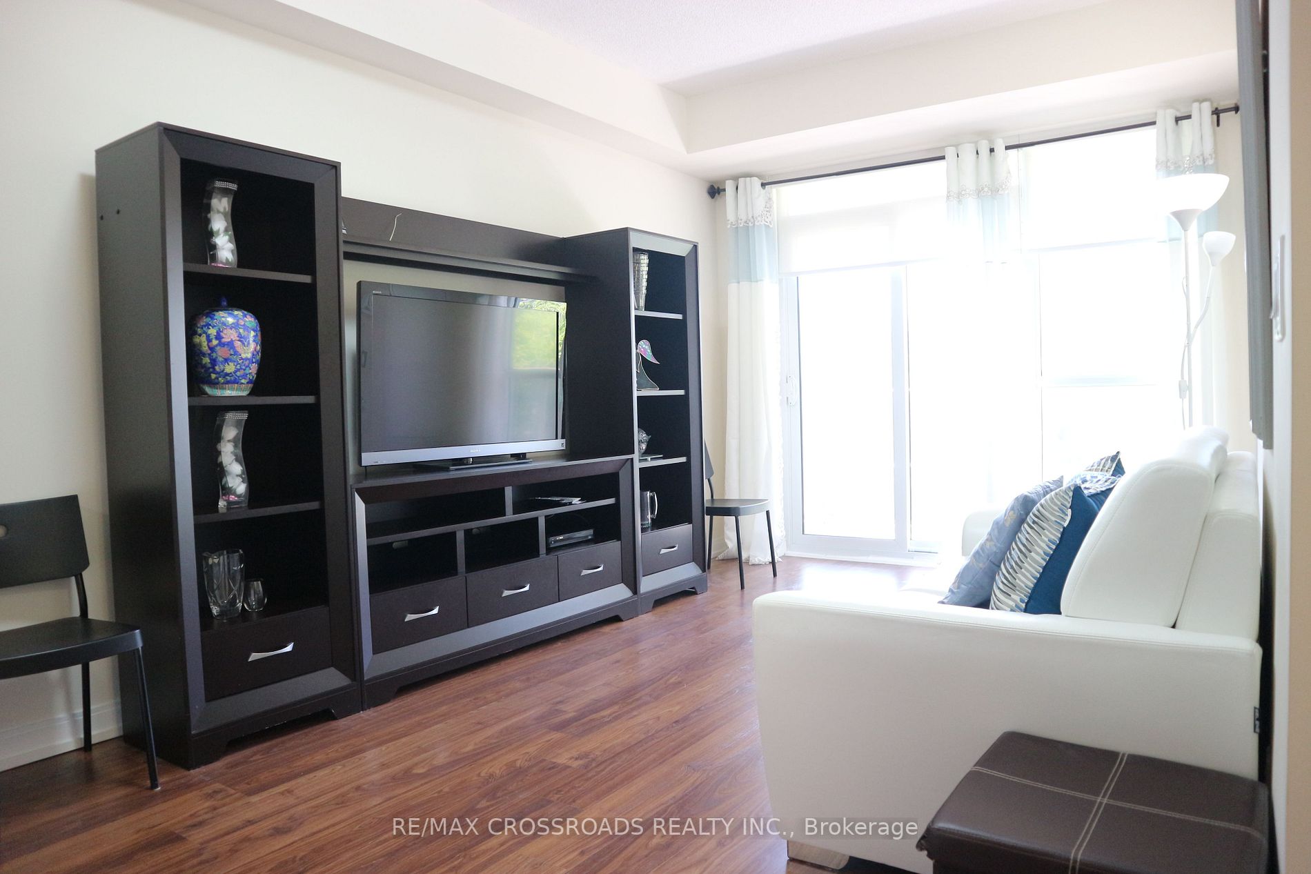 181 Village Green Sq, #218