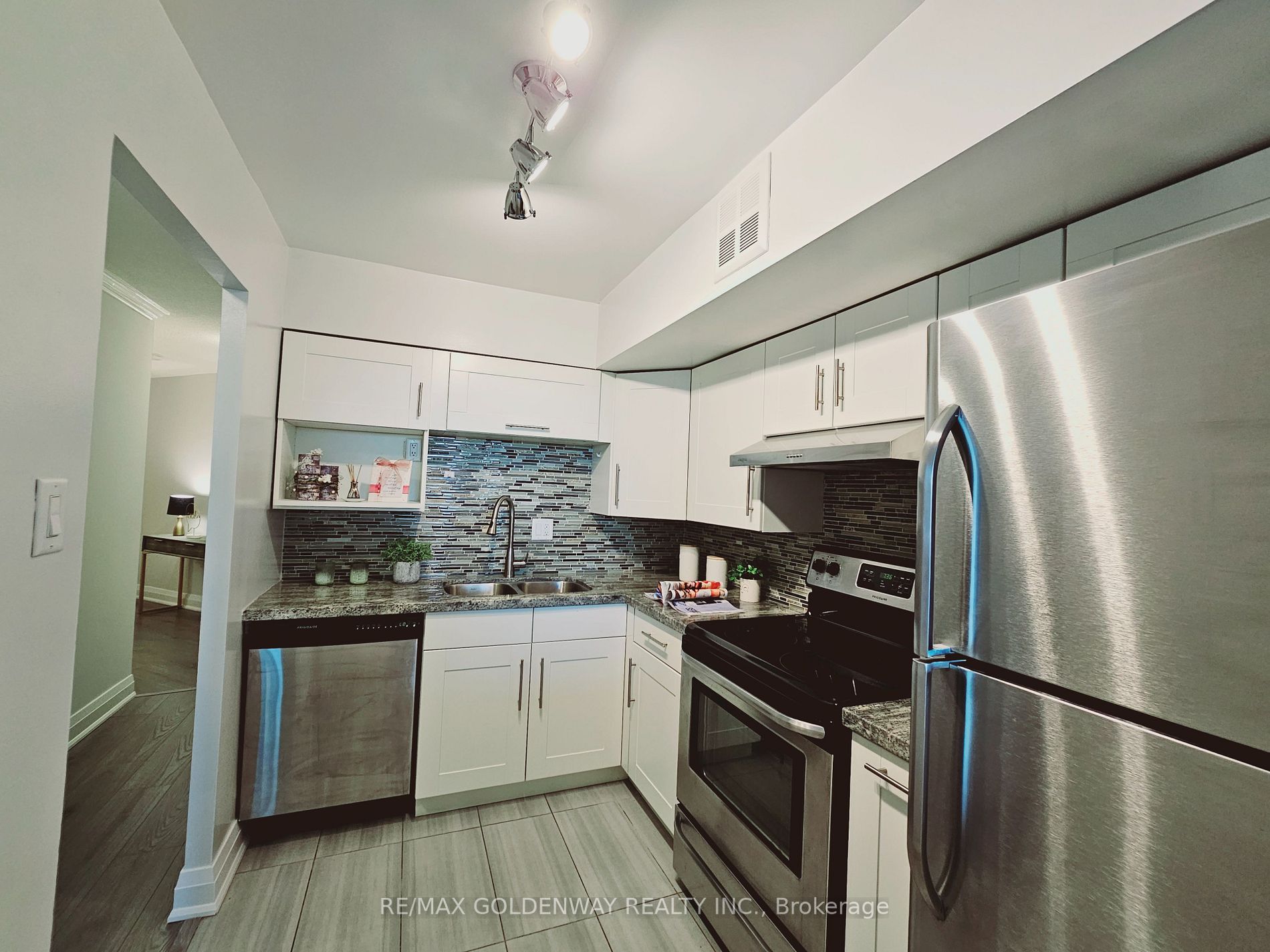 2 Westney Rd N, #1204