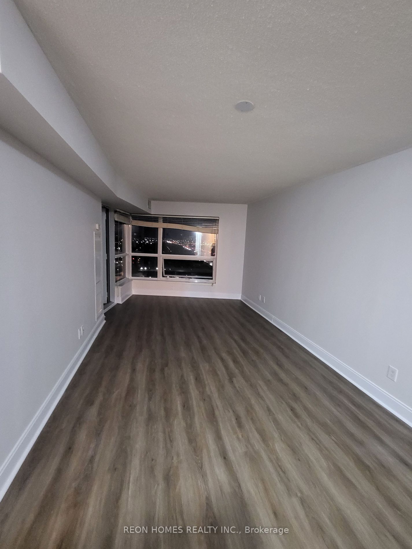 125 Village Green Sq, #1902