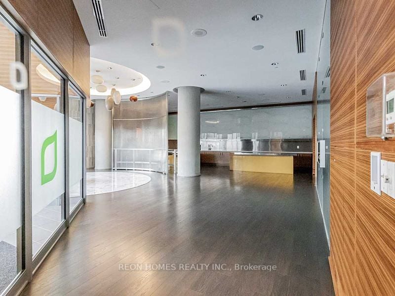 125 Village Green Sq, #1902