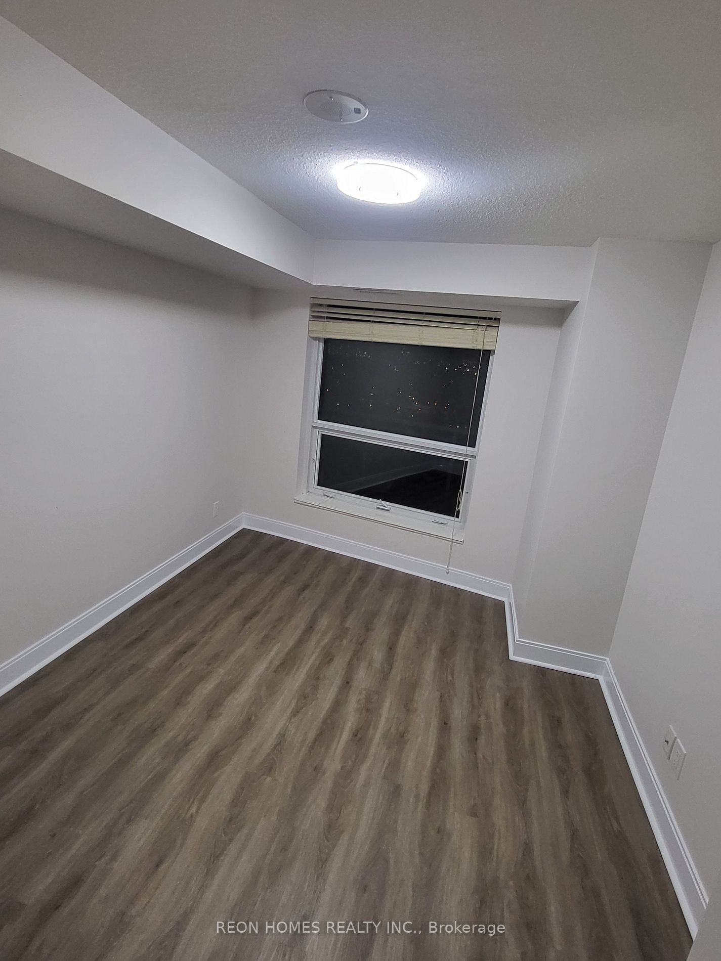 125 Village Green Sq, #1902