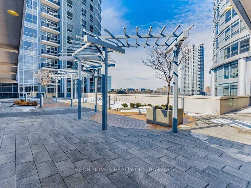 125 Village Green Sq, #1902