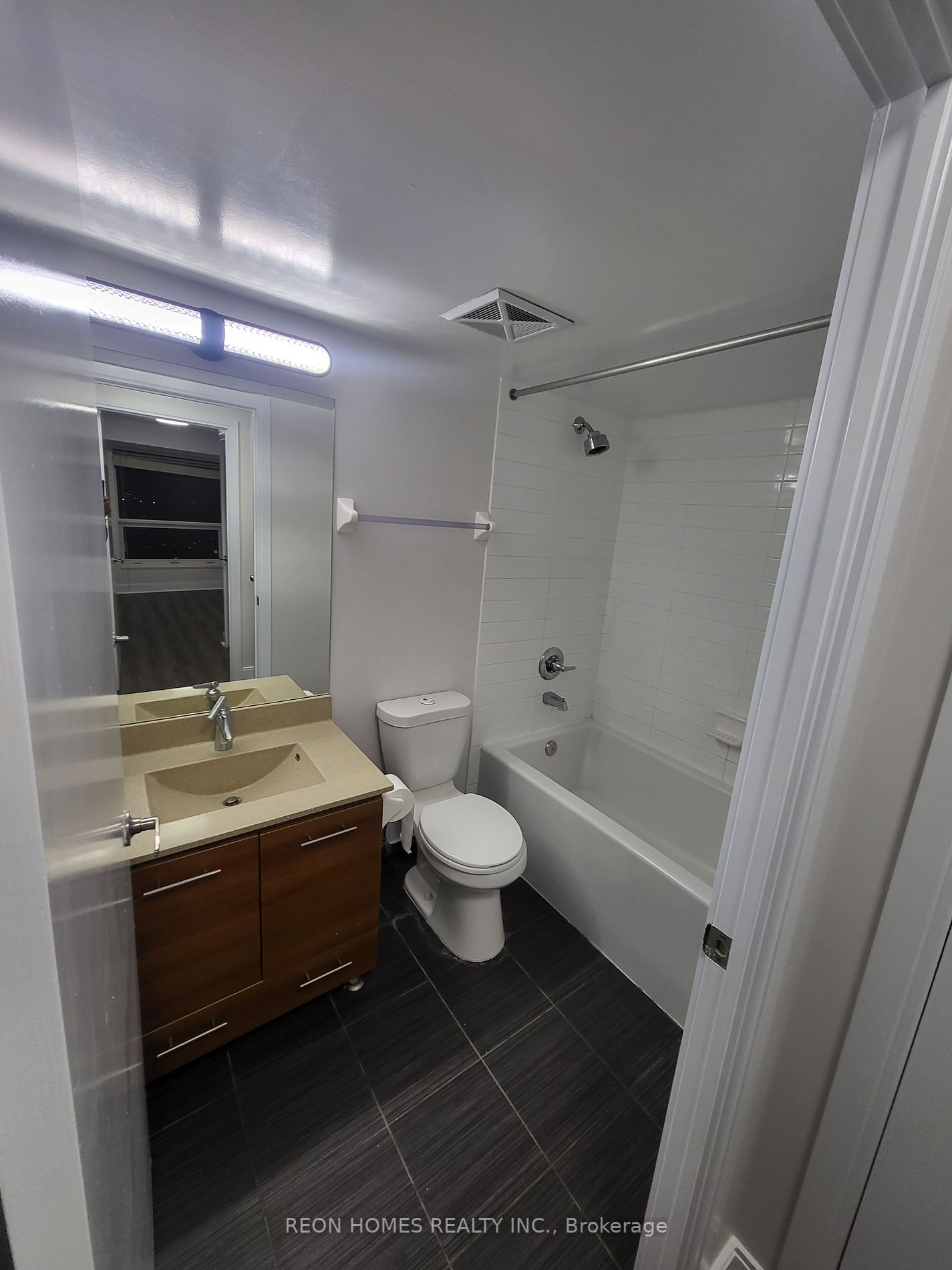 125 Village Green Sq, #1902