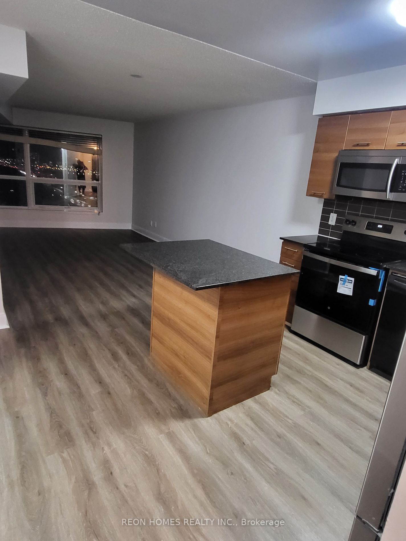 125 Village Green Sq, #1902