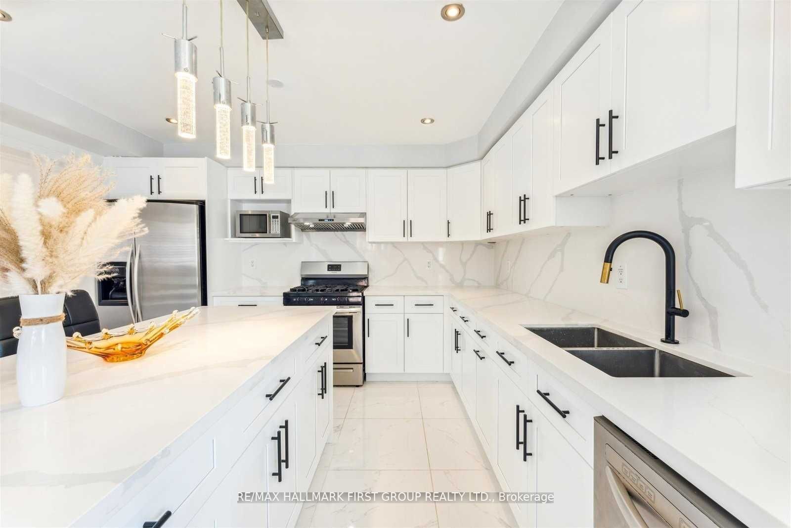 200 Mossbrook Sq