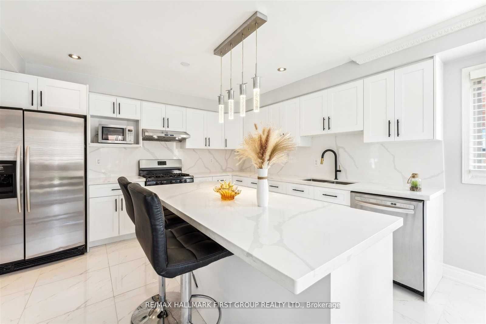 200 Mossbrook Sq