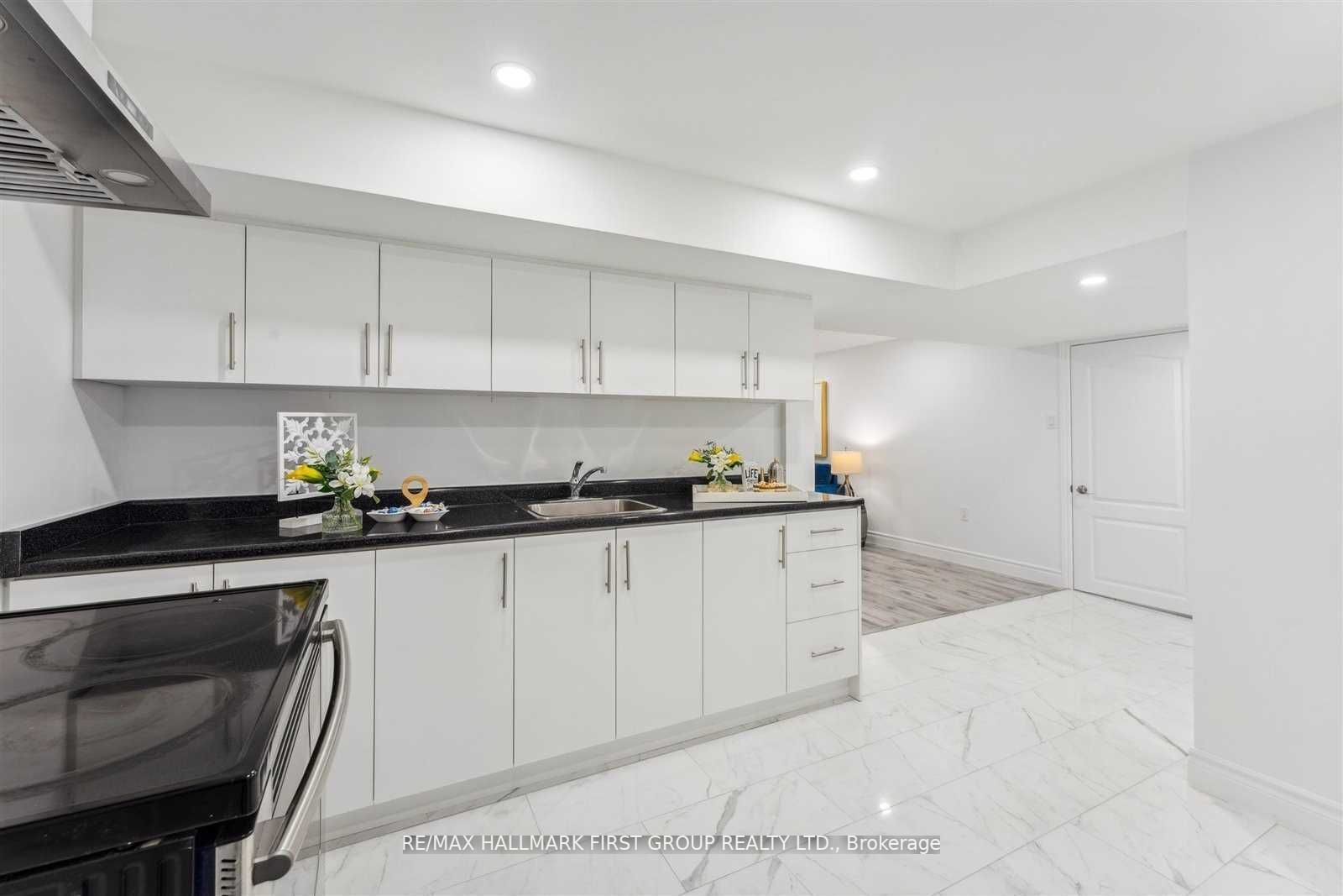 200 Mossbrook Sq