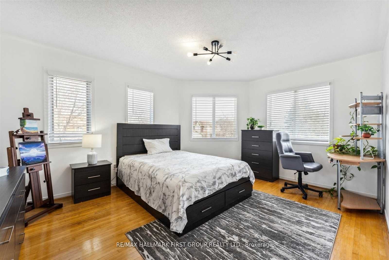 200 Mossbrook Sq