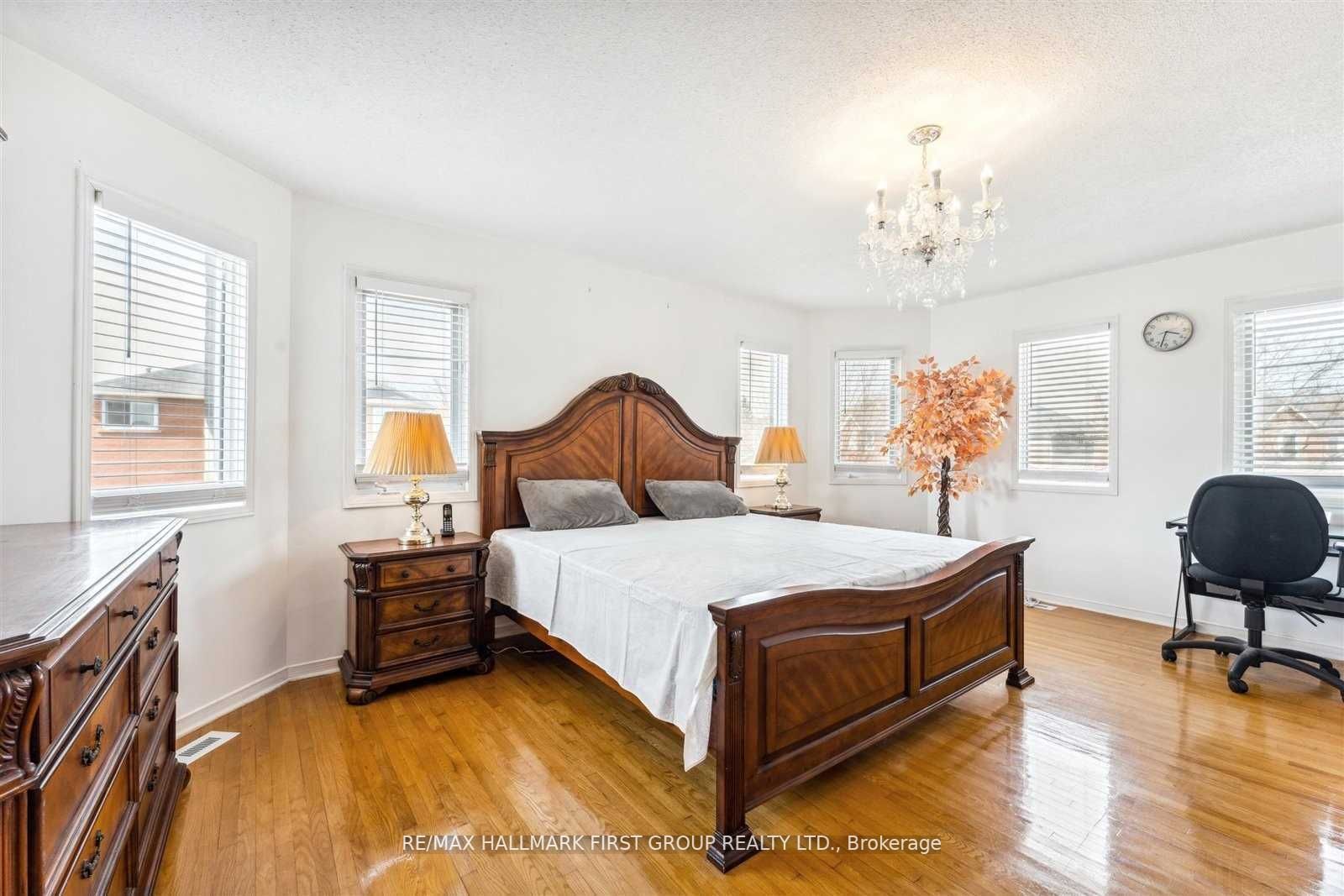 200 Mossbrook Sq