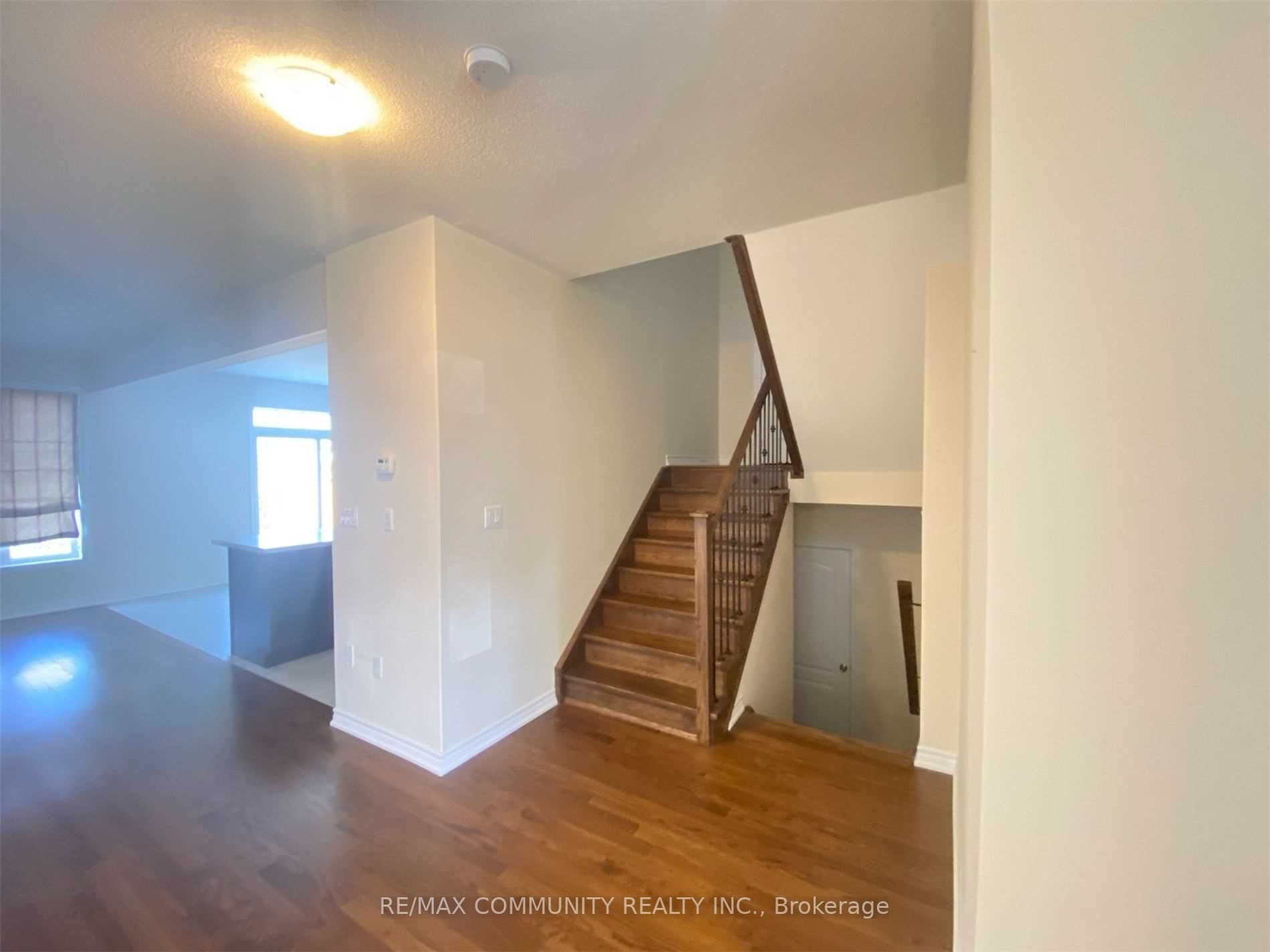 226 Crombie St