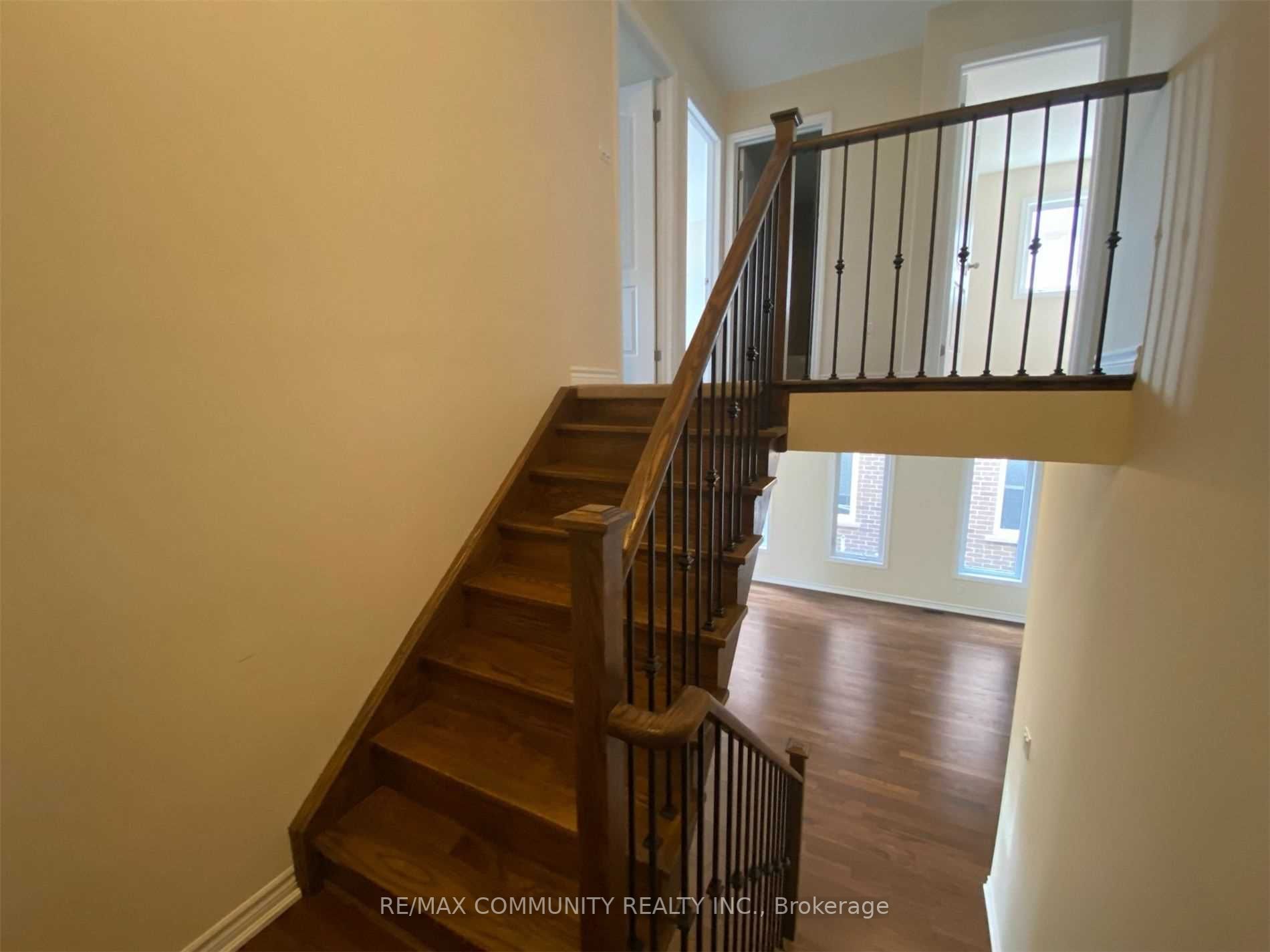 226 Crombie St