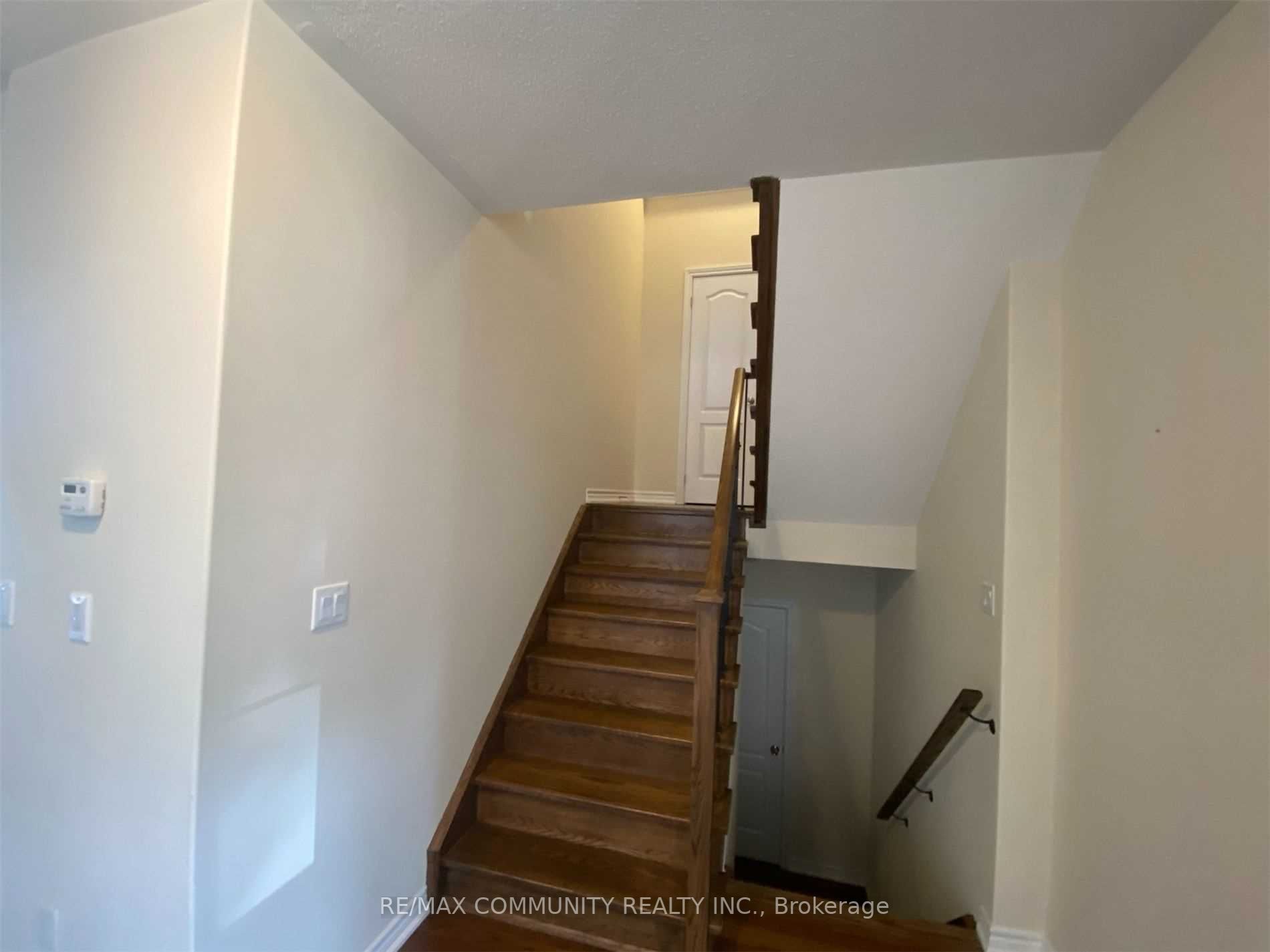 226 Crombie St