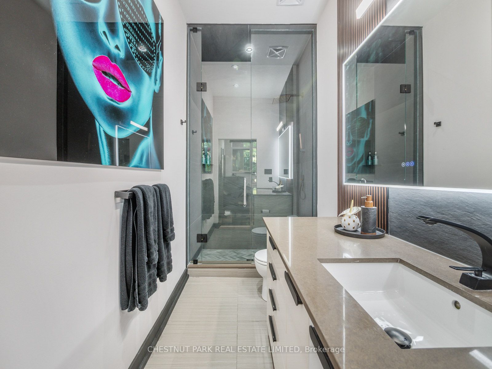 1852 Queen St E, #206