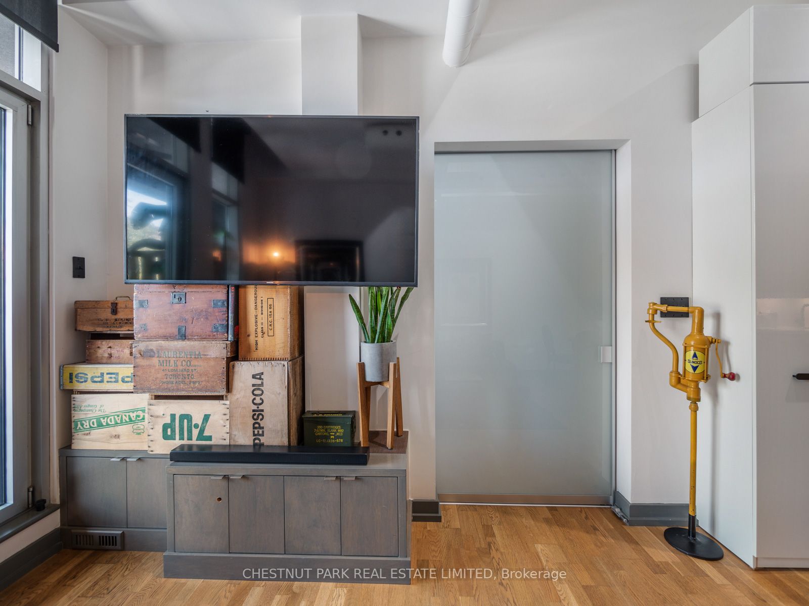 1852 Queen St E, #206