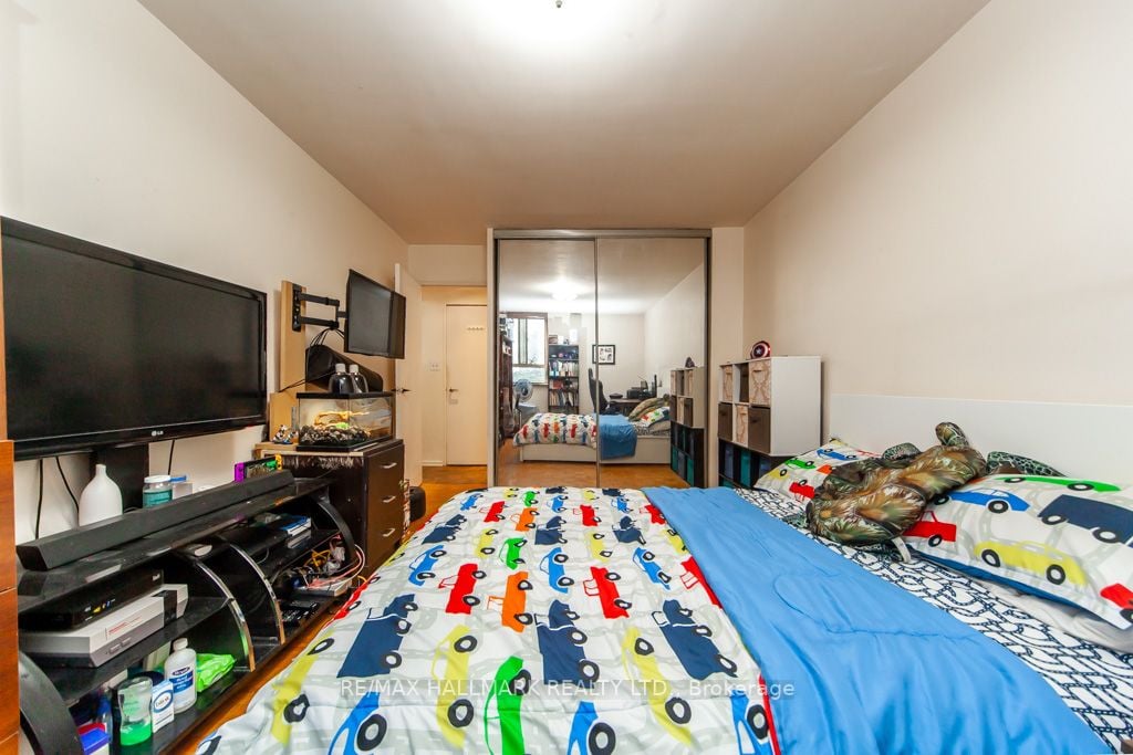 1 Massey Sq, #418